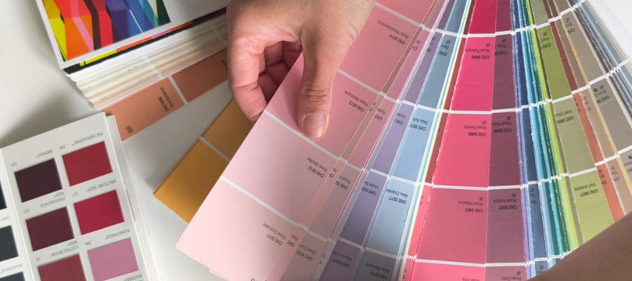 nuancier-couleurs-coaching-deco-decoratrice-conseils nuancier-couleurs-main-rose-bleu-vert-peinture
