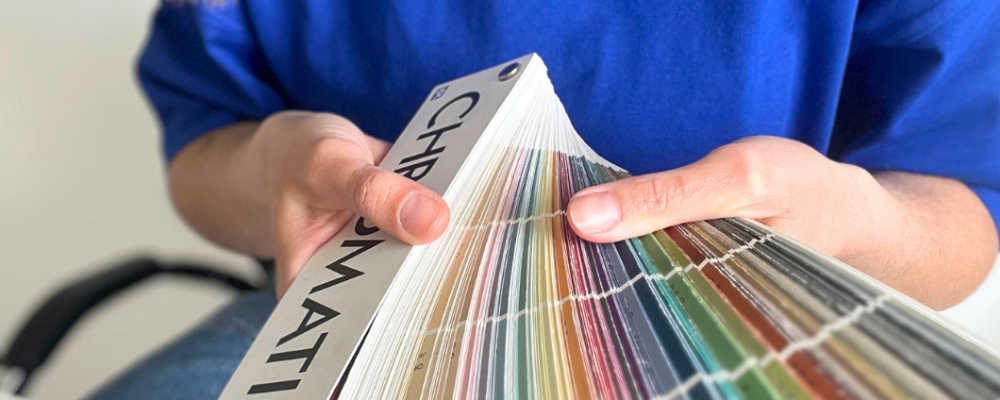 nuancier-couleurs-main-rose-bleu-vert-peinture