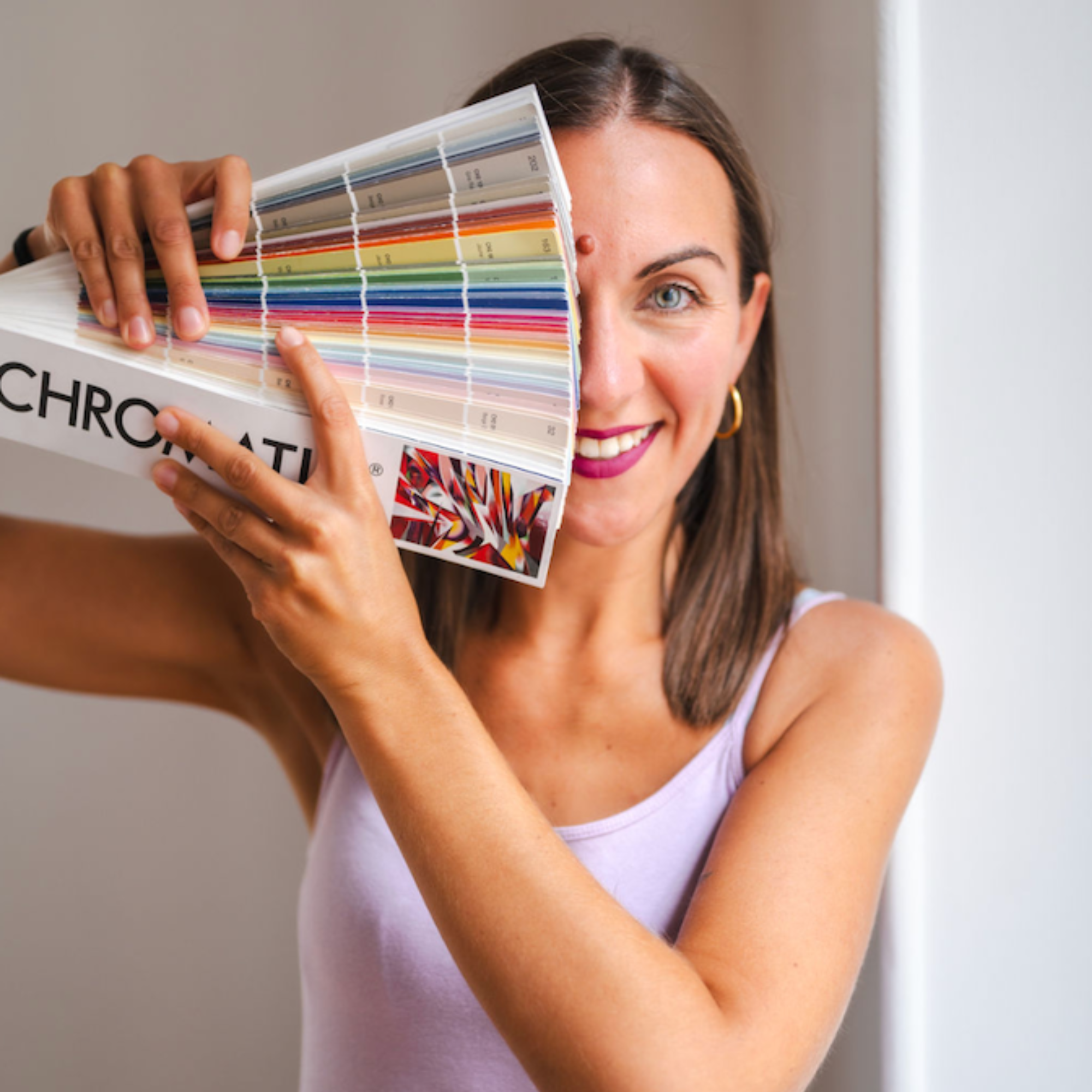 nuancier-couleurs-main-rose-bleu-vert-peinture