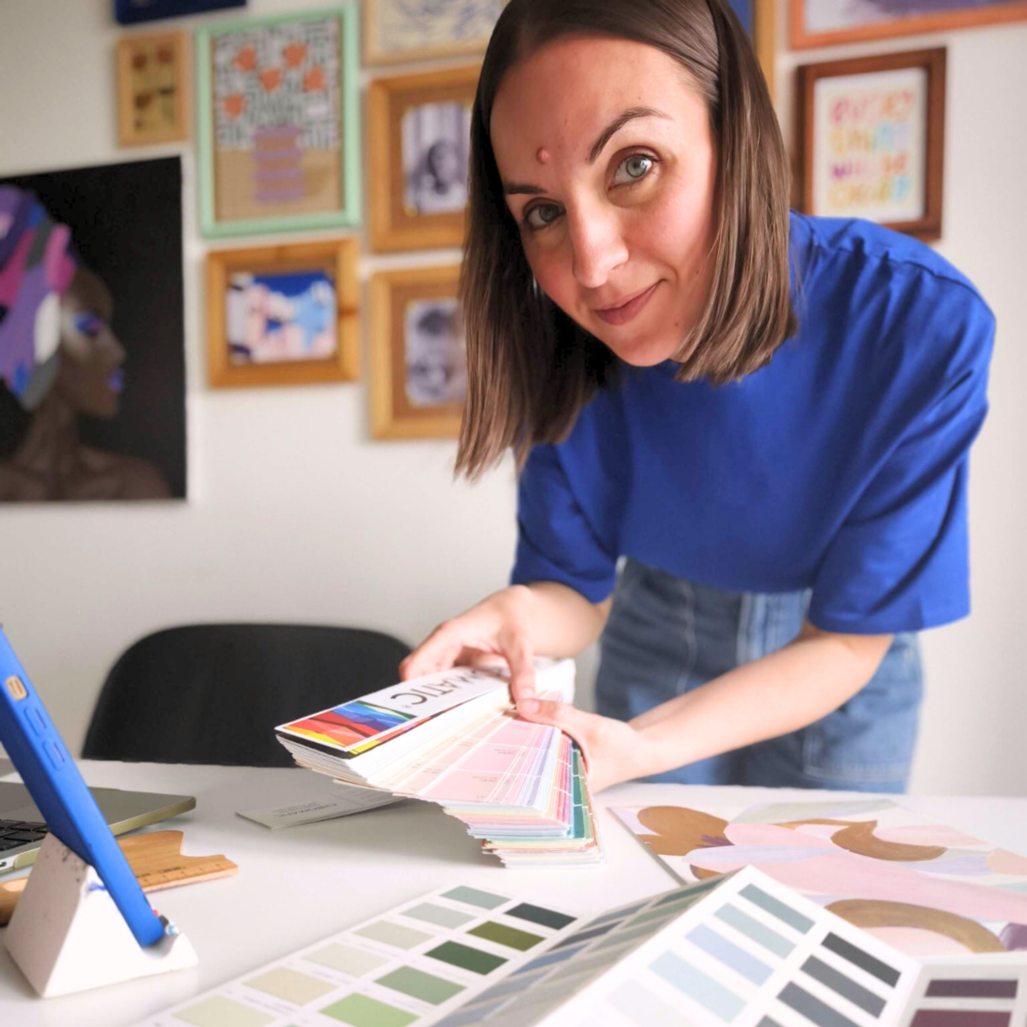 nuancier-couleurs-main-rose-bleu-vert-peinture